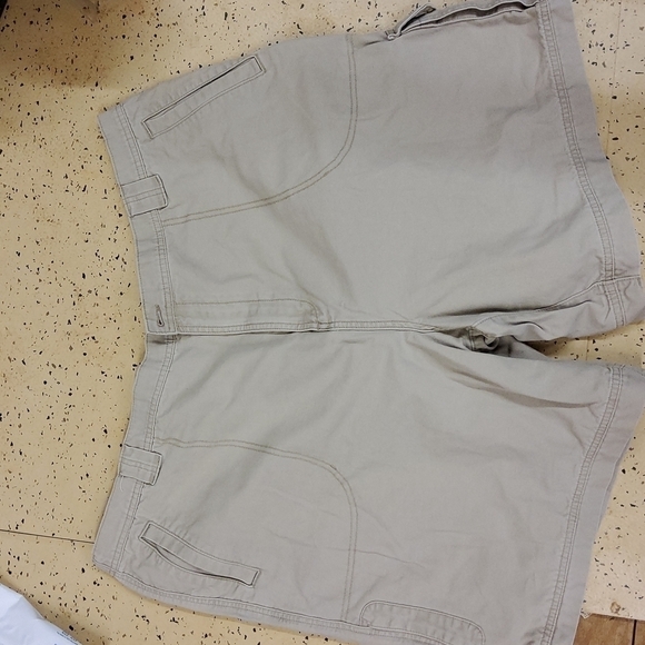 SADDLEBRED cargo type shorts size 48 khaki great condition - Picture 1 of 4